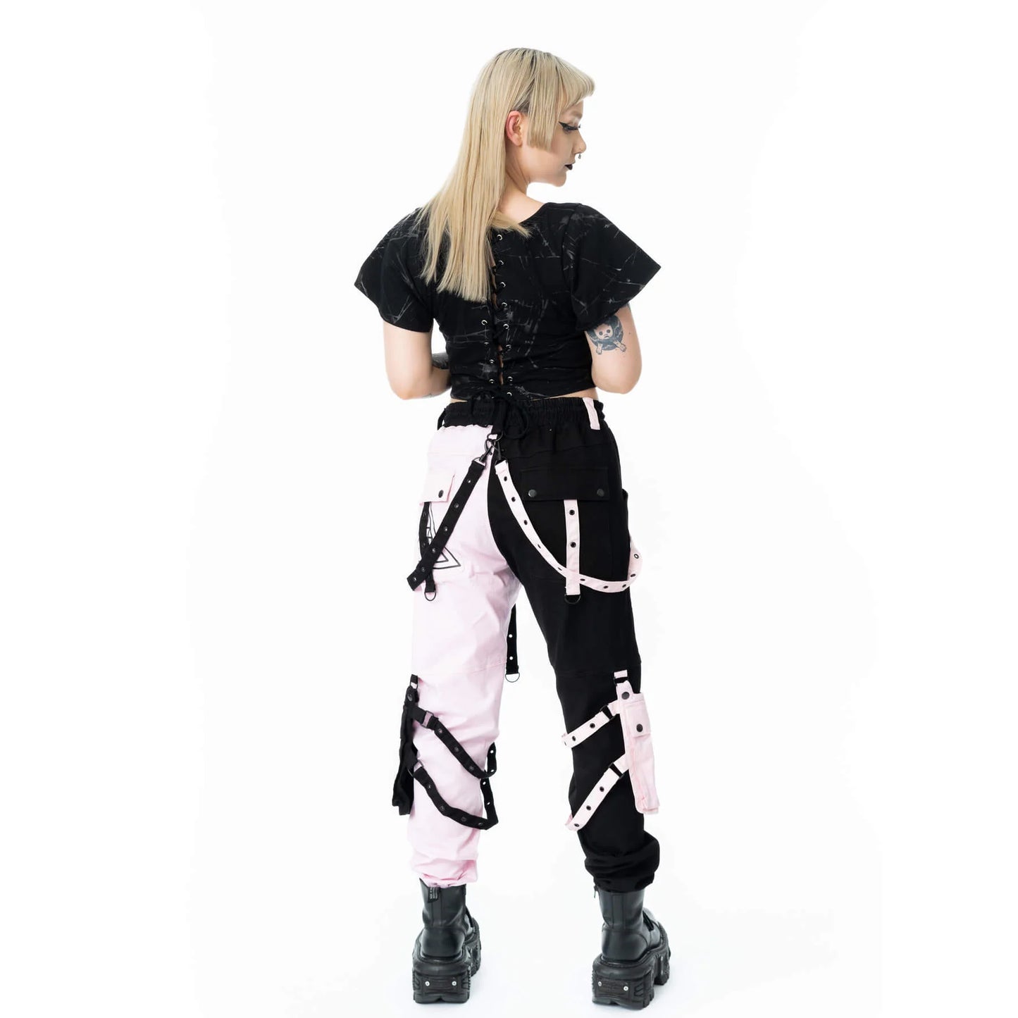 Schwarze/Rosane Hose VOID AND VEIL PANTS mit Riemenapplikationen und Hosentaschen am unterem Bein von Chemical Black