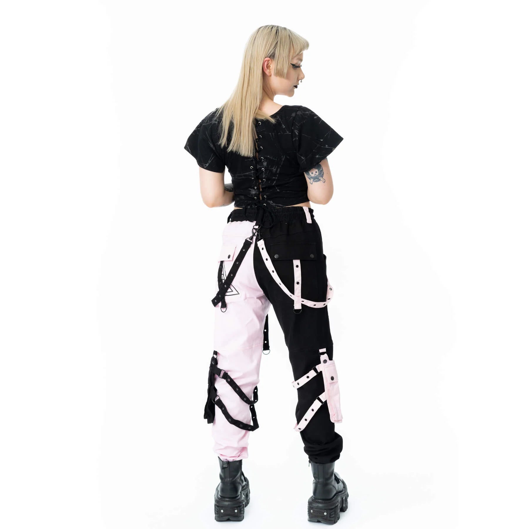 Schwarze/Rosane Hose VOID AND VEIL PANTS mit Riemenapplikationen und Hosentaschen am unterem Bein von Chemical Black