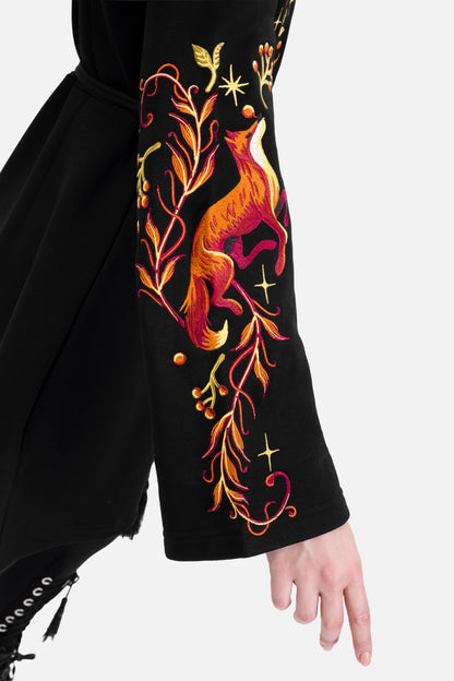 Schwarze Mantel VULPINE HOOD mit Fuchsstickerei von Restyle