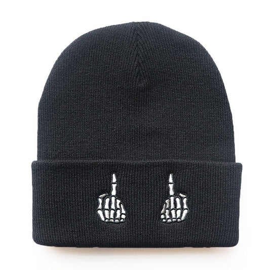 Schwarze Mütze BEANIE 'FU' mit zwei Skeletthänden, die Mittelfinger zeigen von Moon Attic