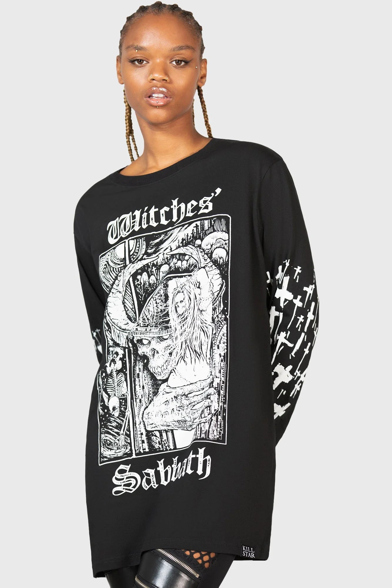 Killstar WITCHES’ SABBATH  Longsleeve ist ein langärmliches unisex Shirt mit weißen coolen Prints auf der Brust und an den Armen