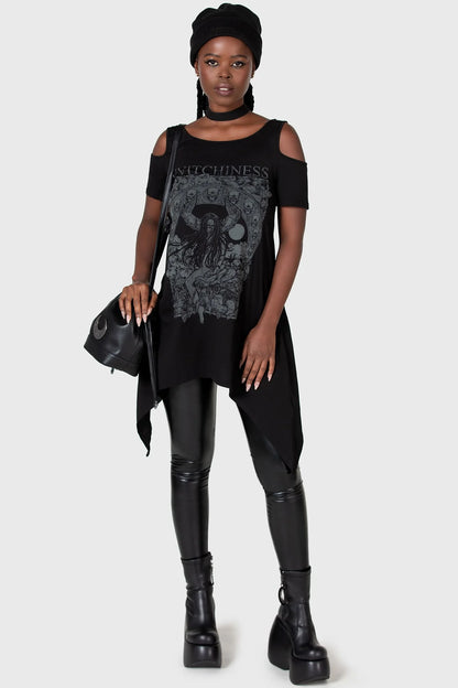 Schwarzes, weites WITCHINESS COLD SHOULDER TOP mit Schulterausschnitten und Hexenprint, sowie vielen Details von Killstar