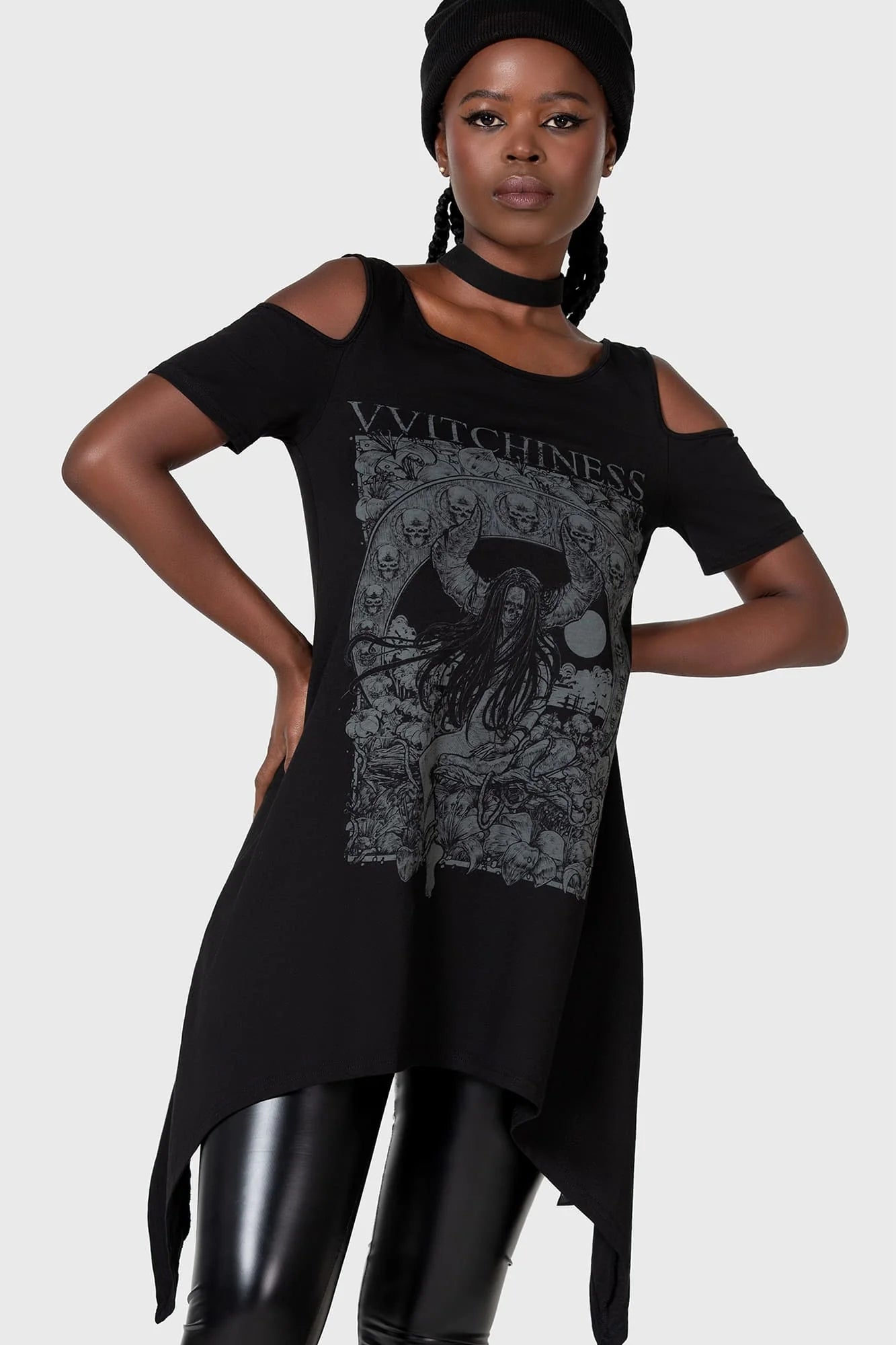 Schwarzes, weites WITCHINESS COLD SHOULDER TOP mit Schulterausschnitten und Hexenprint, sowie vielen Details von Killstar