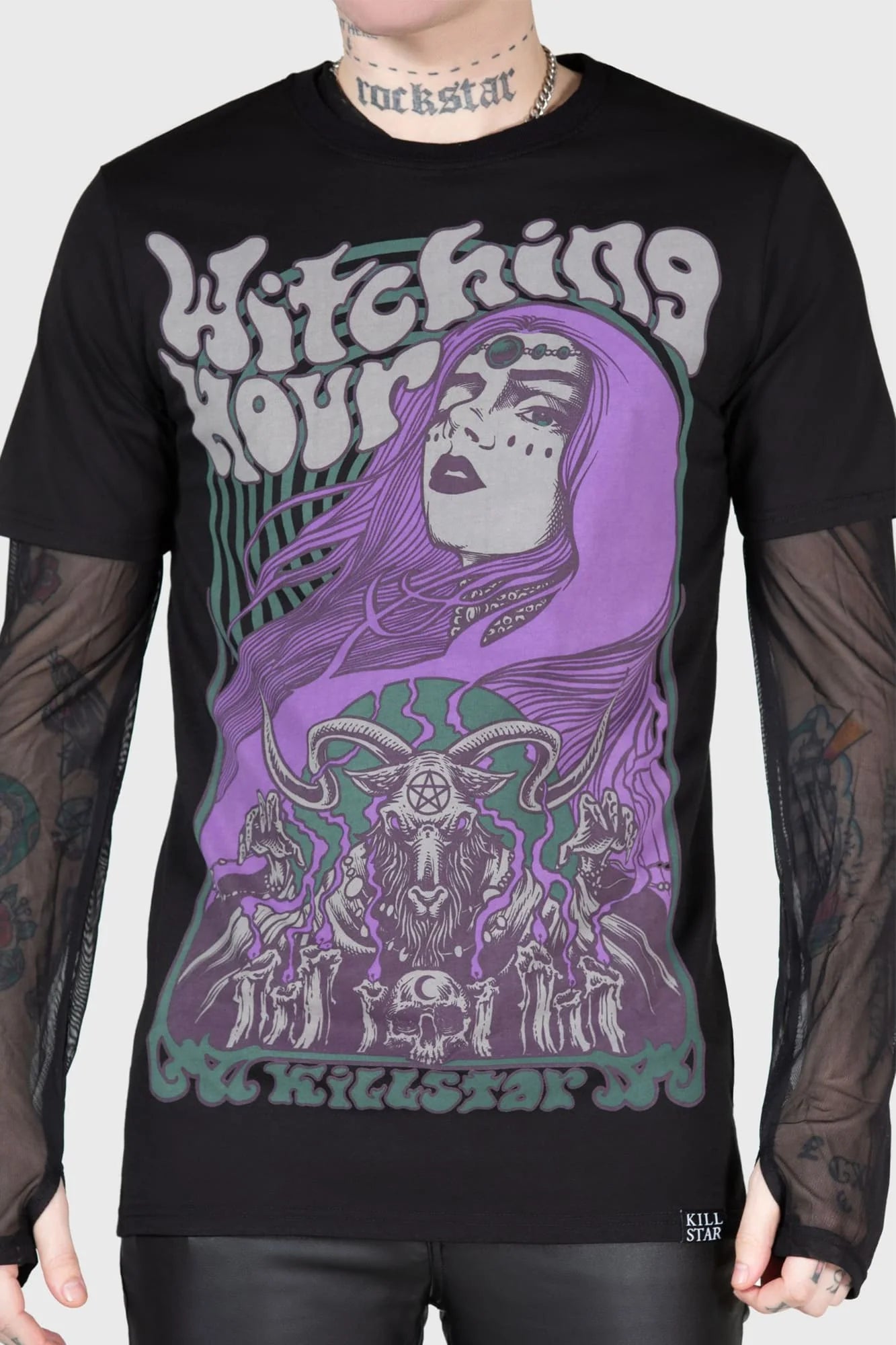 Schwarzes WITCHING HOUR T-SHIRT mit Frauenprint und vielen Details im lilafarbenden, psychedelischen Design von Killstar