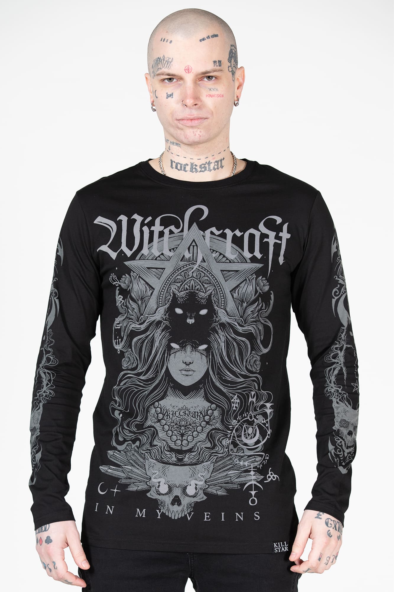 Schwarzes WITCHING LONG SLEEVE TOP mit grauem Witchcraft-Schriftzug, detailliertem Print, sowie Ärmelprints