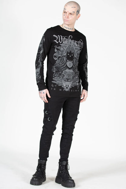 Schwarzes WITCHING LONG SLEEVE TOP mit grauem Witchcraft-Schriftzug, detailliertem Print, sowie Ärmelprints