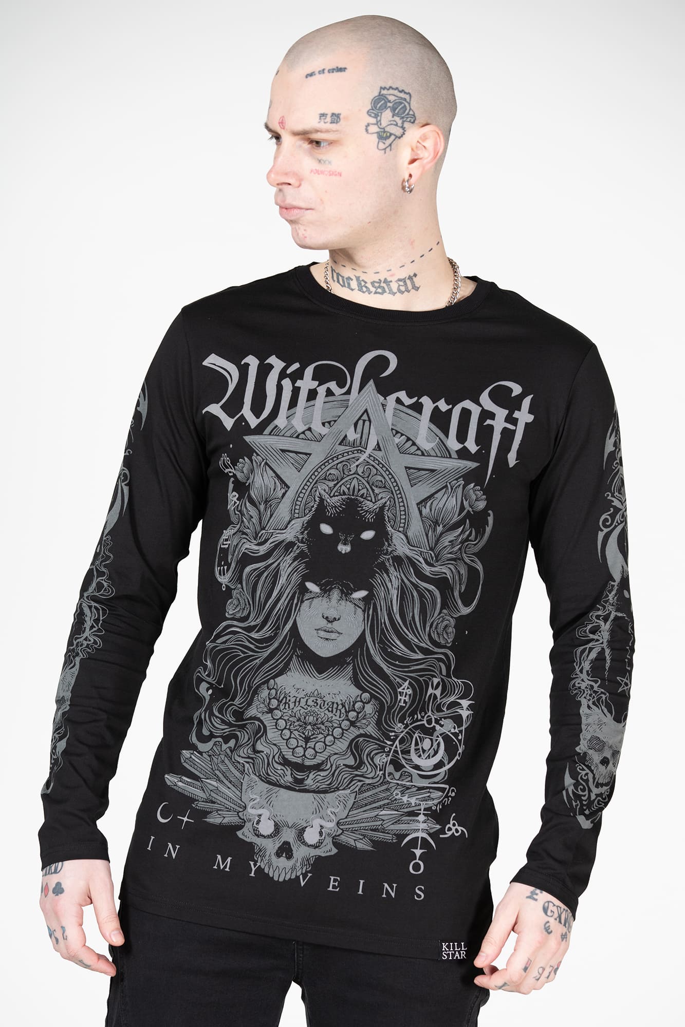 Schwarzes WITCHING LONG SLEEVE TOP mit grauem Witchcraft-Schriftzug, detailliertem Print, sowie Ärmelprints