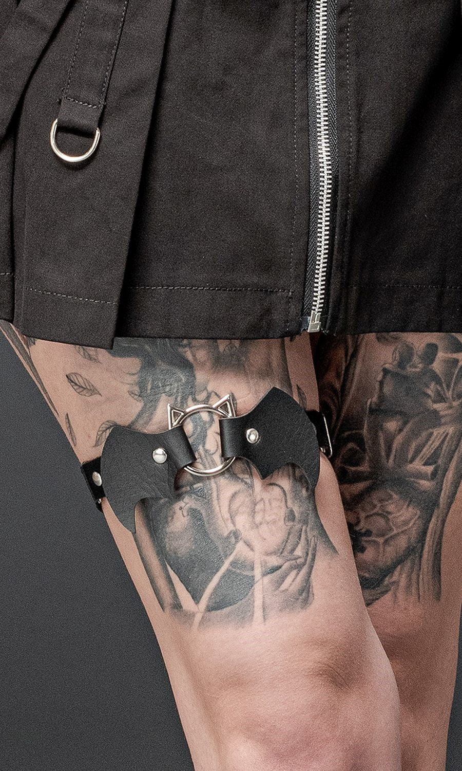 Schwarzes Beinholster Winged Devil Leg Garter mit Flügeln und gehörntem Ring von Queen of Darkness