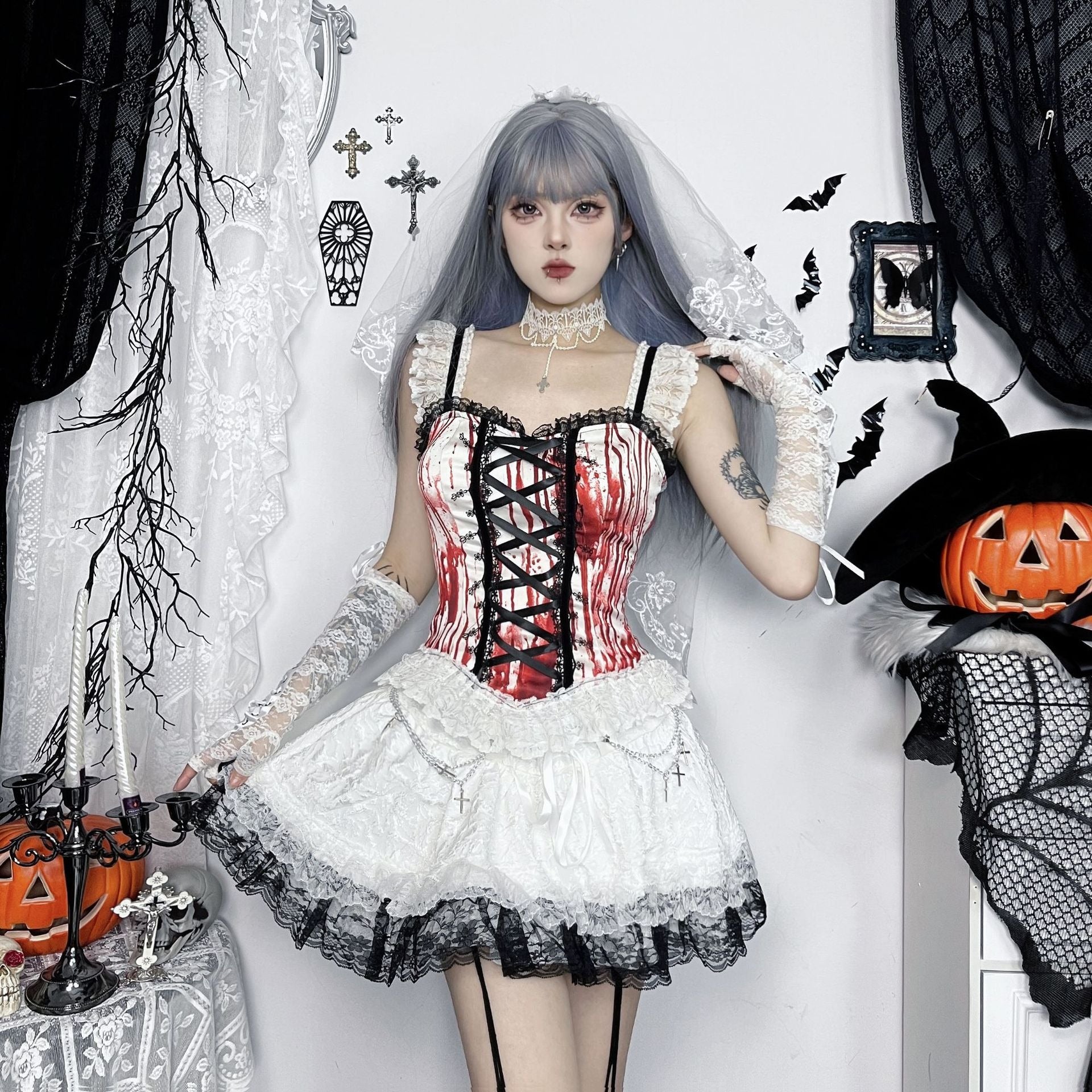 Weiß/Schwarzes Oberteil Bloody Mary Top mit Spitzenelementen und Blutspritzerdesign von Moon Attic