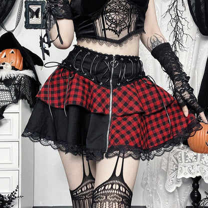 Rot-schwarz-karierter, kurzer Rock CHECKERED RED SKIRT mit Zierschnürung und Reißverschluss von Moon Attic