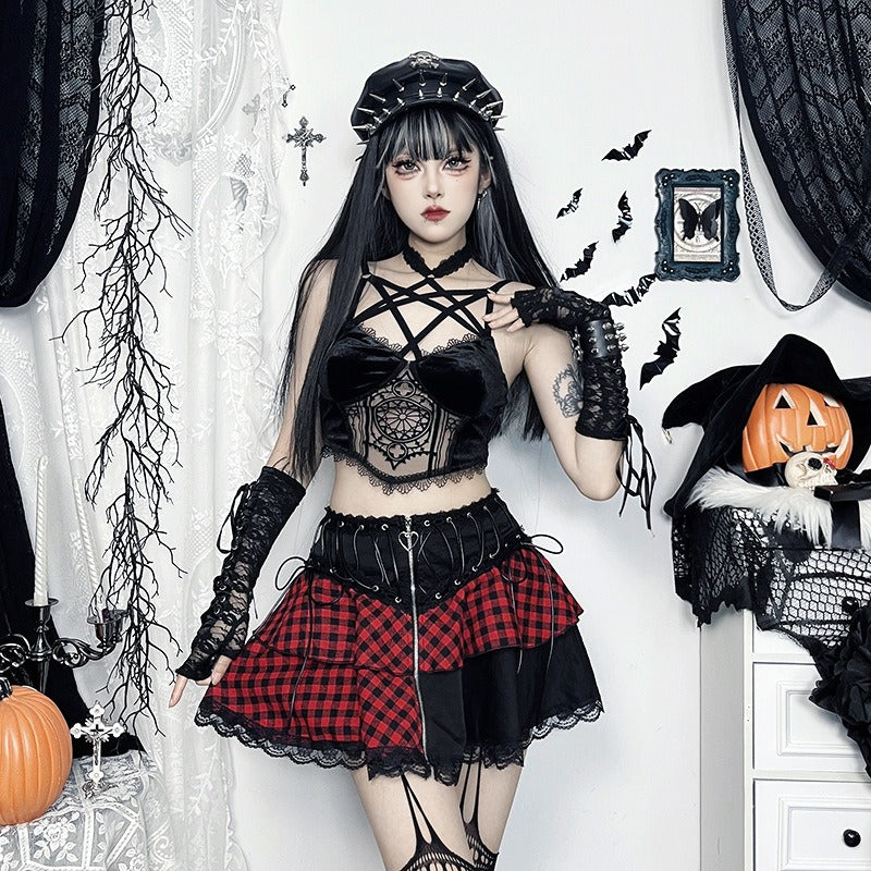 Rot-schwarz-karierter, kurzer Rock CHECKERED RED SKIRT mit Zierschnürung und Reißverschluss von Moon Attic