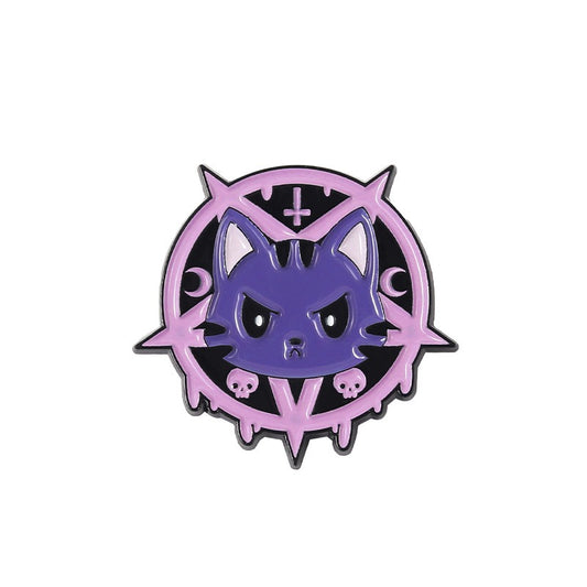 Kleiner Emaille-Anstecker PENTAGRAM CAT ENAMEL PIN im lilafarbenden Design von Moon Attic