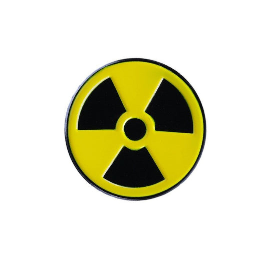 Kleiner, runder Emaille-Anstecker RADIOACTIVE ENAMEL PIN mit Radioaktivitäts Symbol von Moon Attic