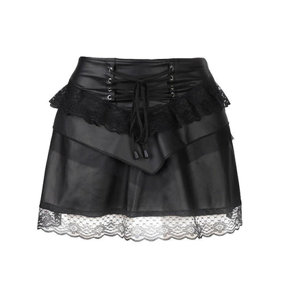 Schwarzer Kunstlederrock Triangle Mini Skirt Wetlook mit Spitzendetails von Black Pistol