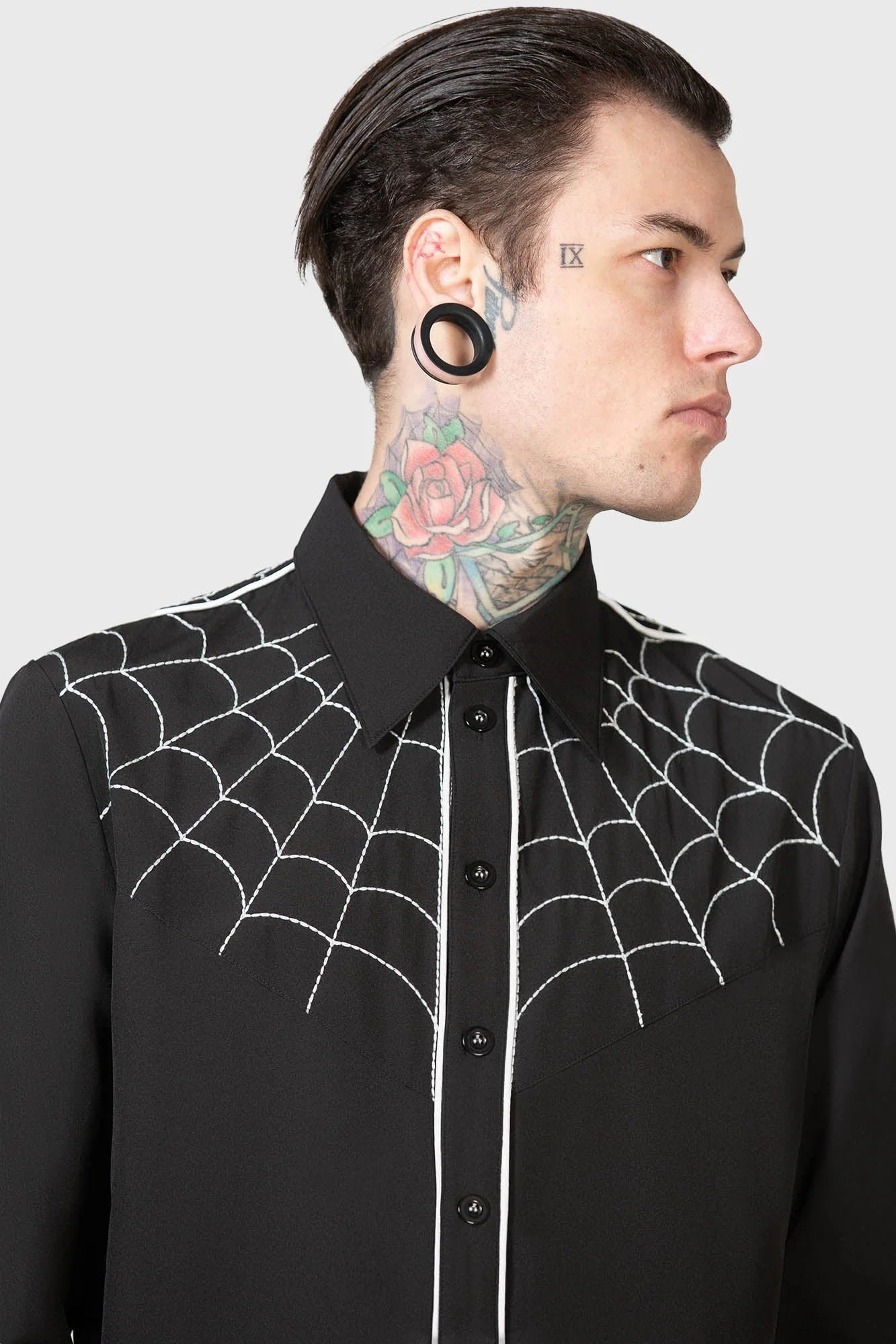 Schwarzes Hemd ZACHARY mit Spinnennetzstickerei um Kragen von Killstar