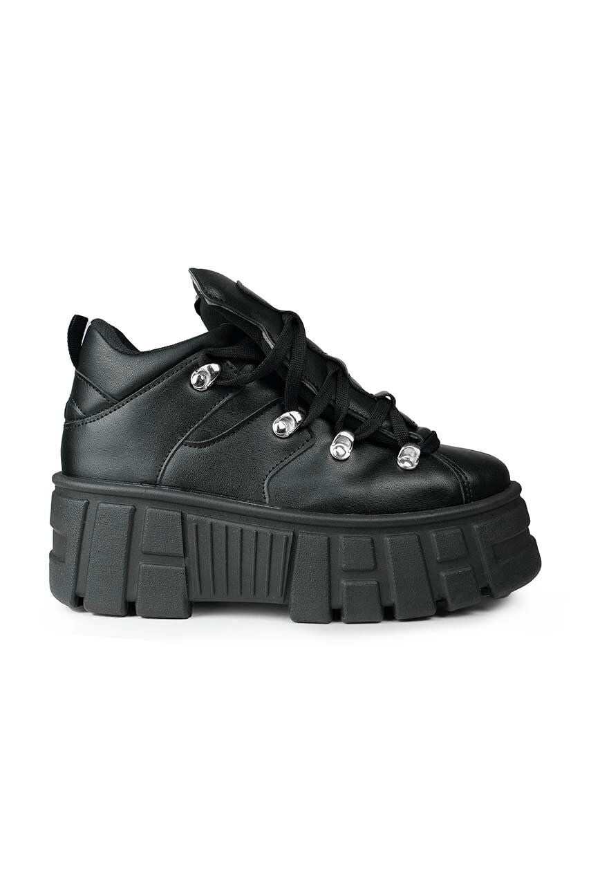 Seitenansicht: Schwarzer Sneaker aus Kunstleder mit hoher, detaillreicher Plateausohle