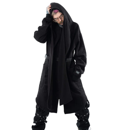 Schwarze, lange Jacke ABNER HOOD mit großer Kapuze von Vixxsin