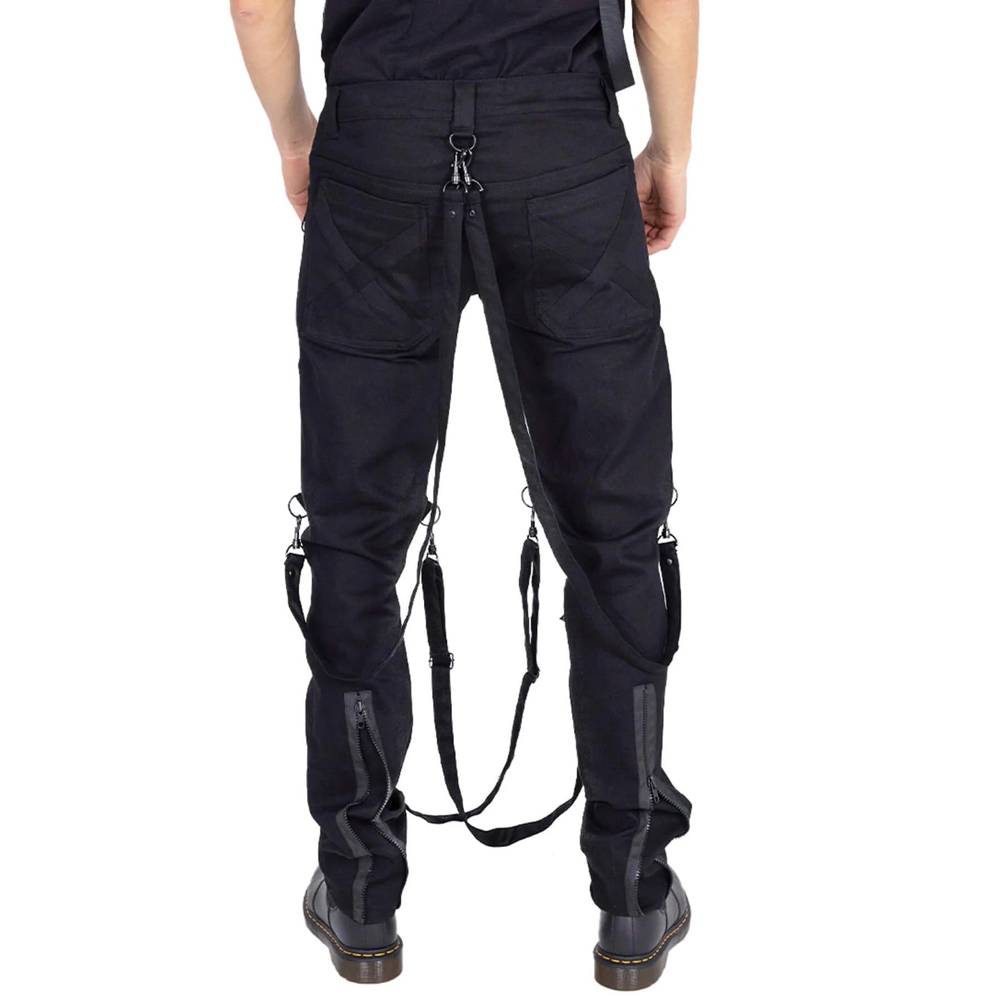 Rückseite der schwarzen AMADOR PANTS mit Riemen und Nieten von Chemical Black