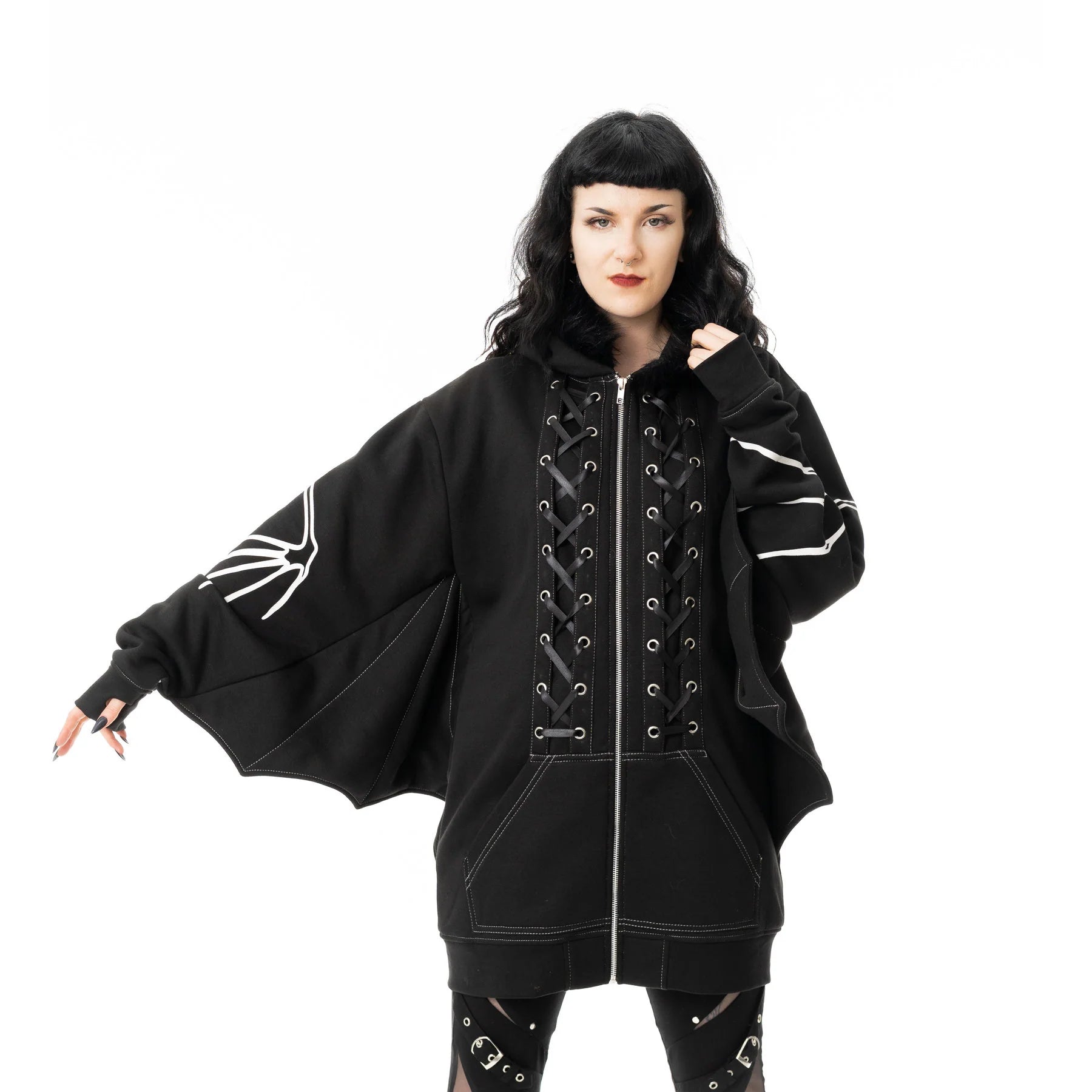 Schwarze Sweatshirtjacke ANATOMY BAT HOOD mit Fledermausflügeln an den Armen und Knochenprint von Heartless