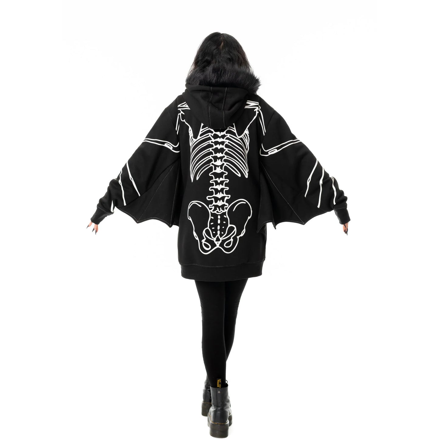 Schwarze Sweatshirtjacke ANATOMY BAT HOOD mit Fledermausflügeln an den Armen und Knochenprint von Heartless