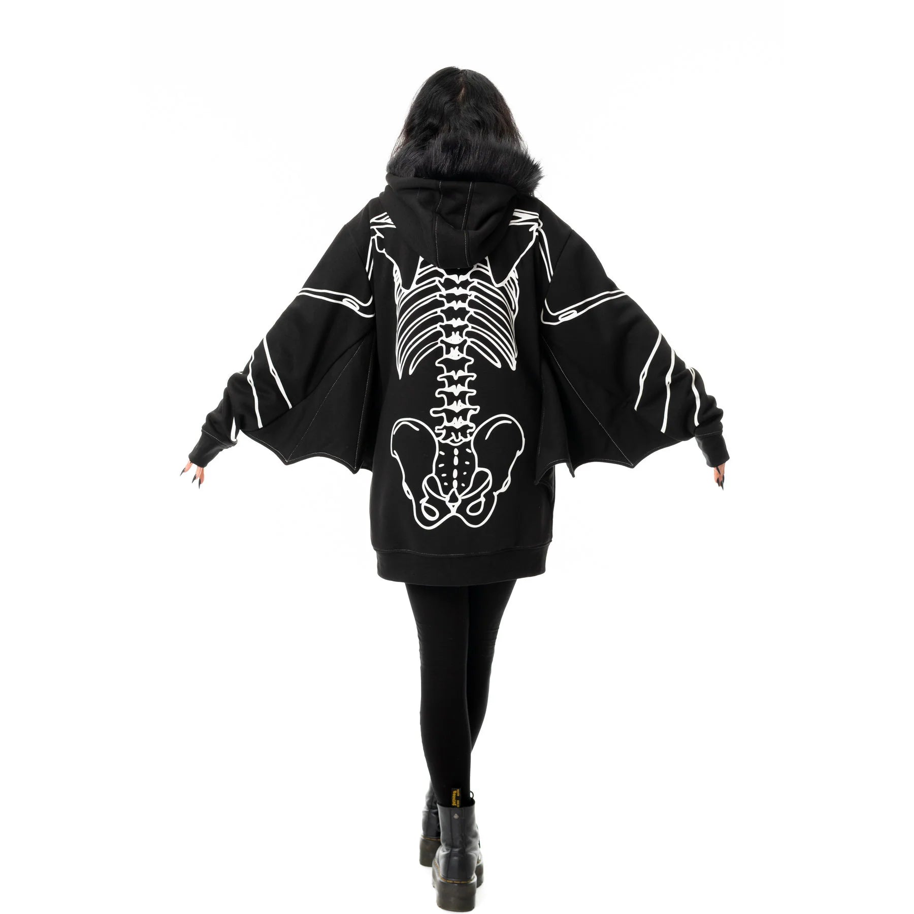 Schwarze Sweatshirtjacke ANATOMY BAT HOOD mit Fledermausflügeln an den Armen und Knochenprint von Heartless