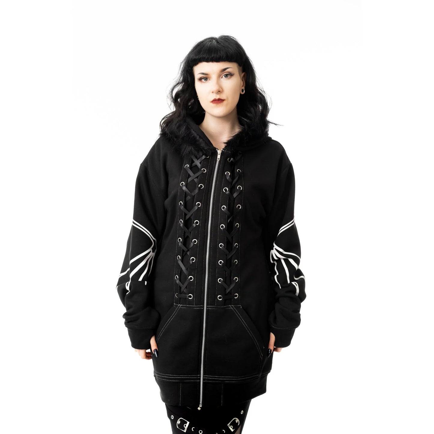 Schwarze Sweatshirtjacke ANATOMY BAT HOOD mit Fledermausflügeln an den Armen und Knochenprint von Heartless