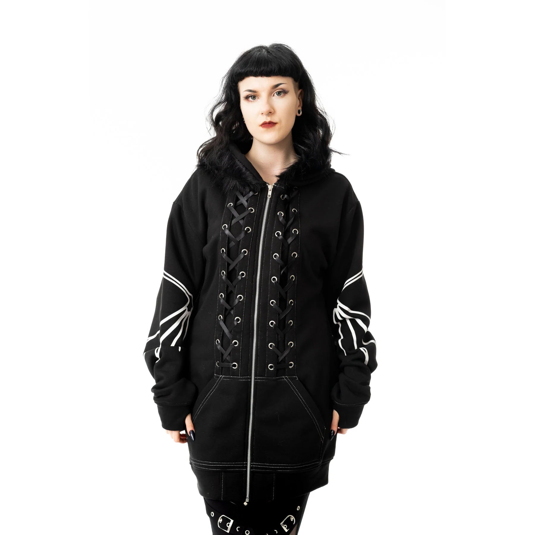 Schwarze Sweatshirtjacke ANATOMY BAT HOOD mit Fledermausflügeln an den Armen und Knochenprint von Heartless