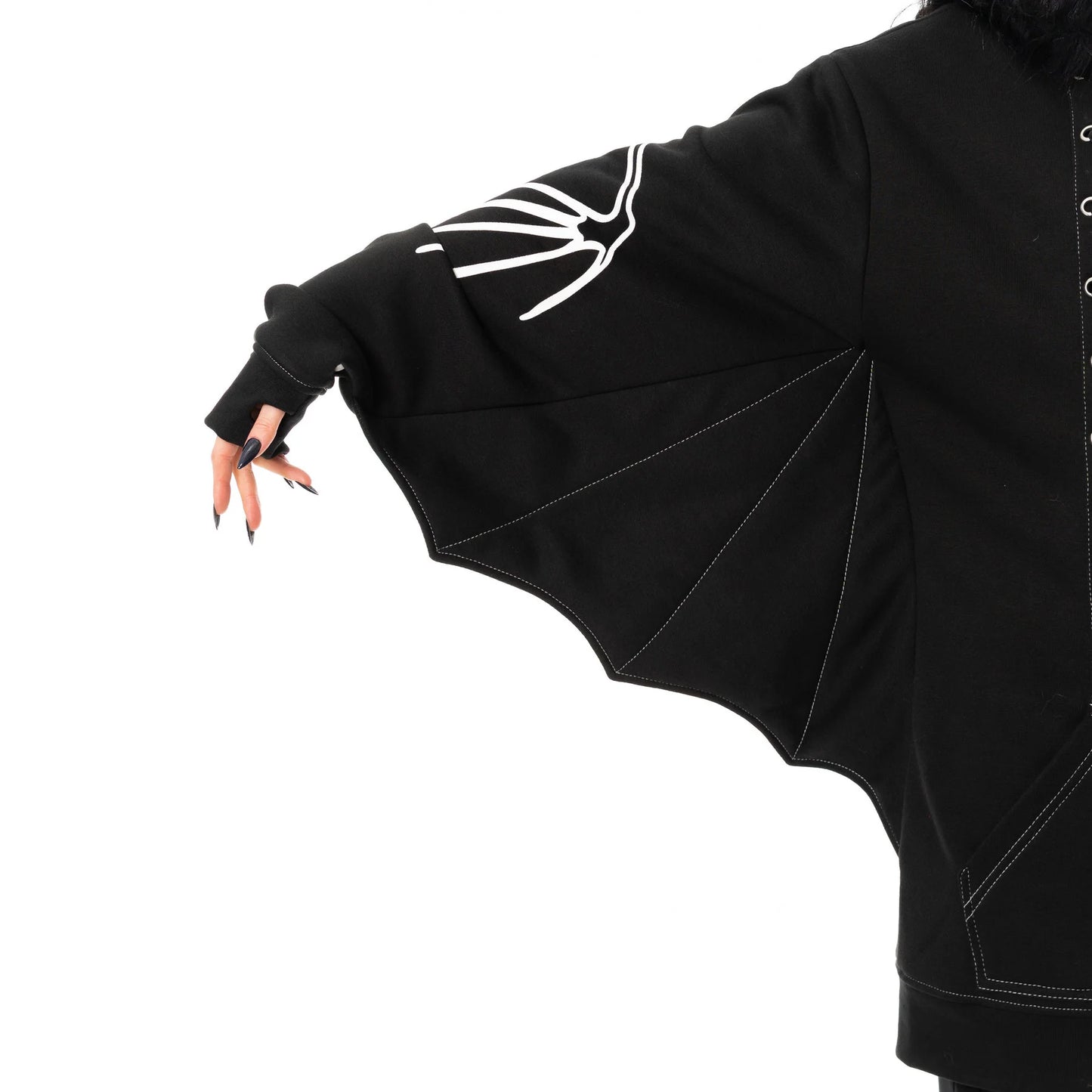 Schwarze Sweatshirtjacke ANATOMY BAT HOOD mit Fledermausflügeln an den Armen und Knochenprint von Heartless