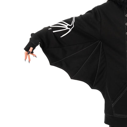 Schwarze Sweatshirtjacke ANATOMY BAT HOOD mit Fledermausflügeln an den Armen und Knochenprint von Heartless