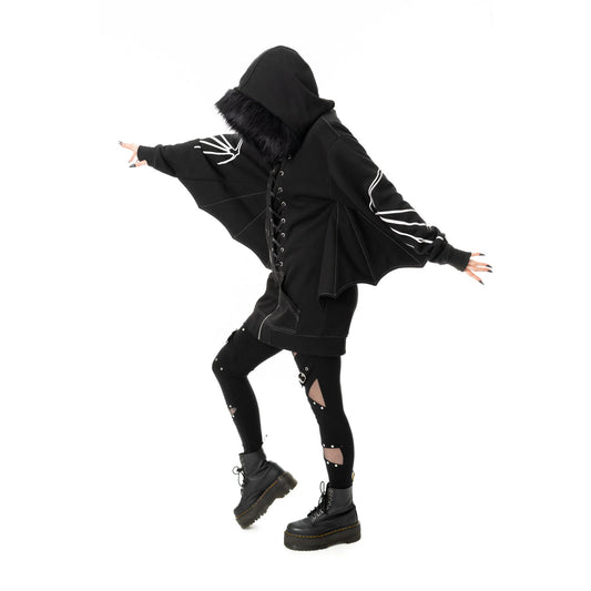Schwarze Sweatshirtjacke ANATOMY BAT HOOD mit Fledermausflügeln an den Armen und Knochenprint von Heartless
