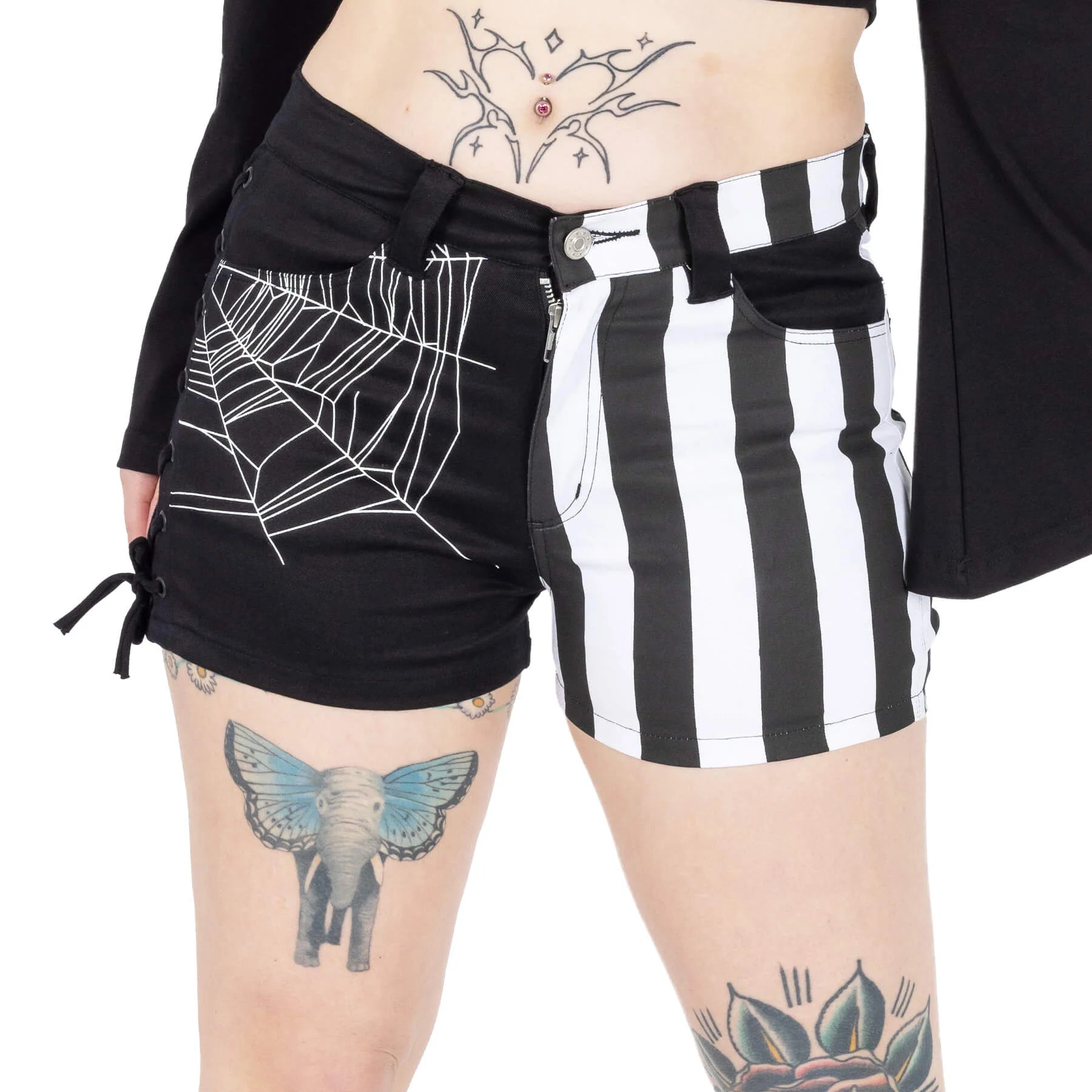 Schwarz-weiße ARACHNE SHORTS mit Spinnennetz-Print und einem gestreiftem Bein von Heartless