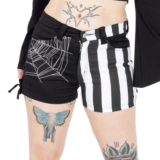 Schwarz-weiße ARACHNE SHORTS mit Spinnennetz-Print und einem gestreiftem Bein von Heartless