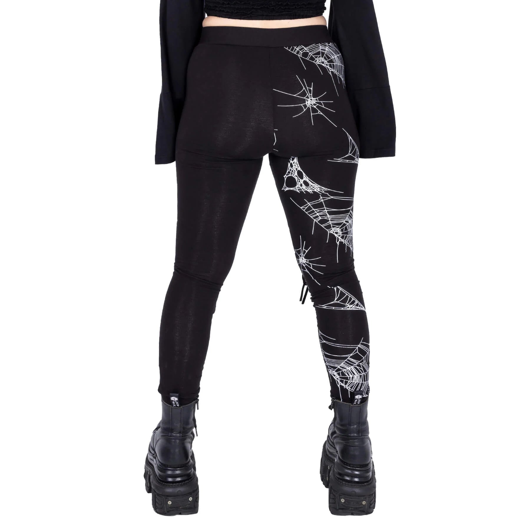 Rückseite der schwarzen ARHANA LEGGINGS mit weißem Spinnennetzprint auf einem Bein von Heartless