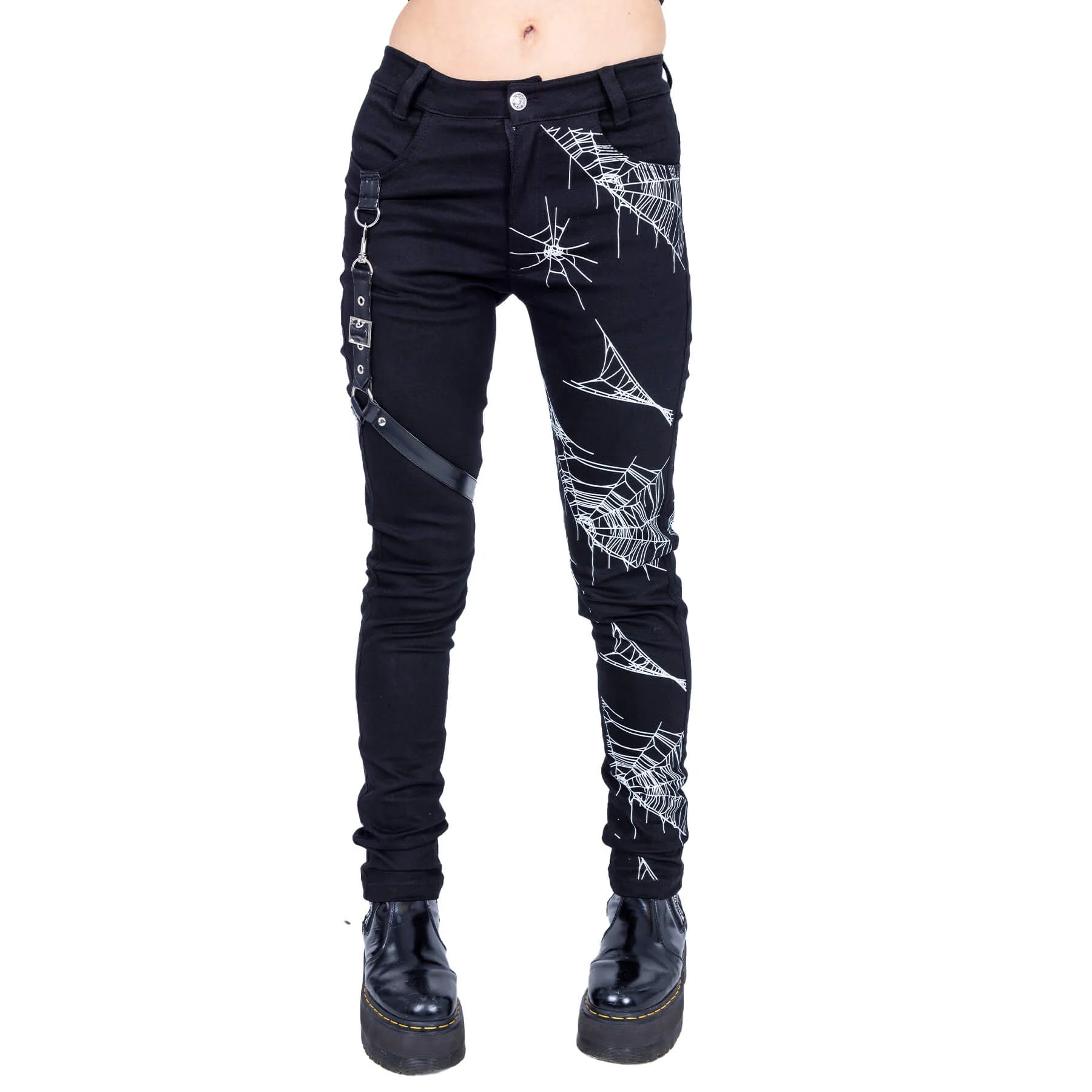 Schwarze ARHANA PANTS mit Beinharness an einem und Spinnennetzprint auf anderm Bein von Heartless