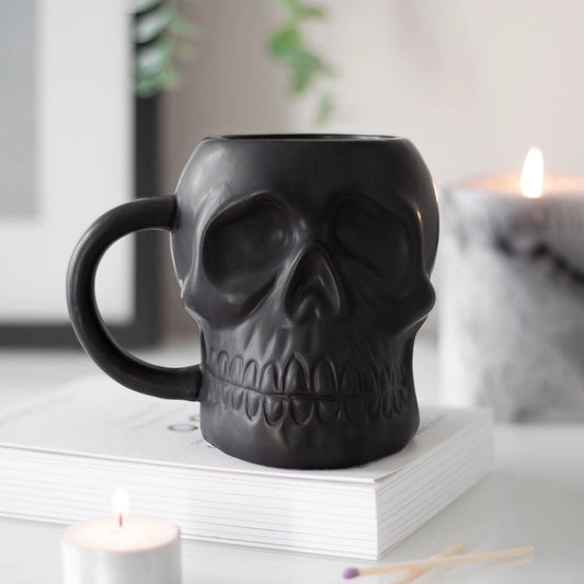 Mattschwarze Totenkopf-Tasse mit großem Henkel