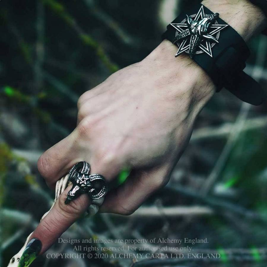 Breites, doppeltes schwarzes Lederarmband Baphomet Leather Wriststrap mit einem antiken Zinnabguss eines 3D-modellierten Ziegenkopfes über einem großen Pentagramm von Alchemy