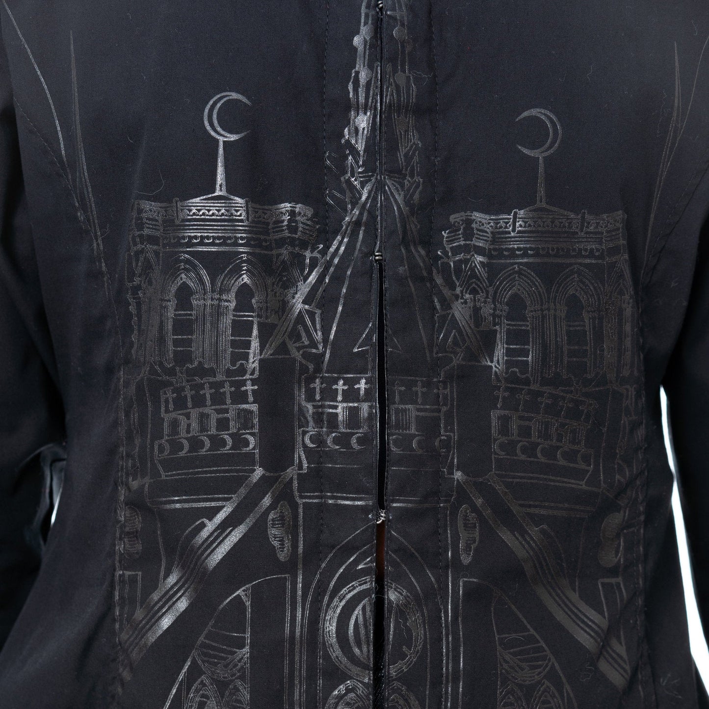 Schwarzes Oberteil BASILICA SHIRT mit Kathedralenprint und Zierschnürung am Rücken von Vixxsin