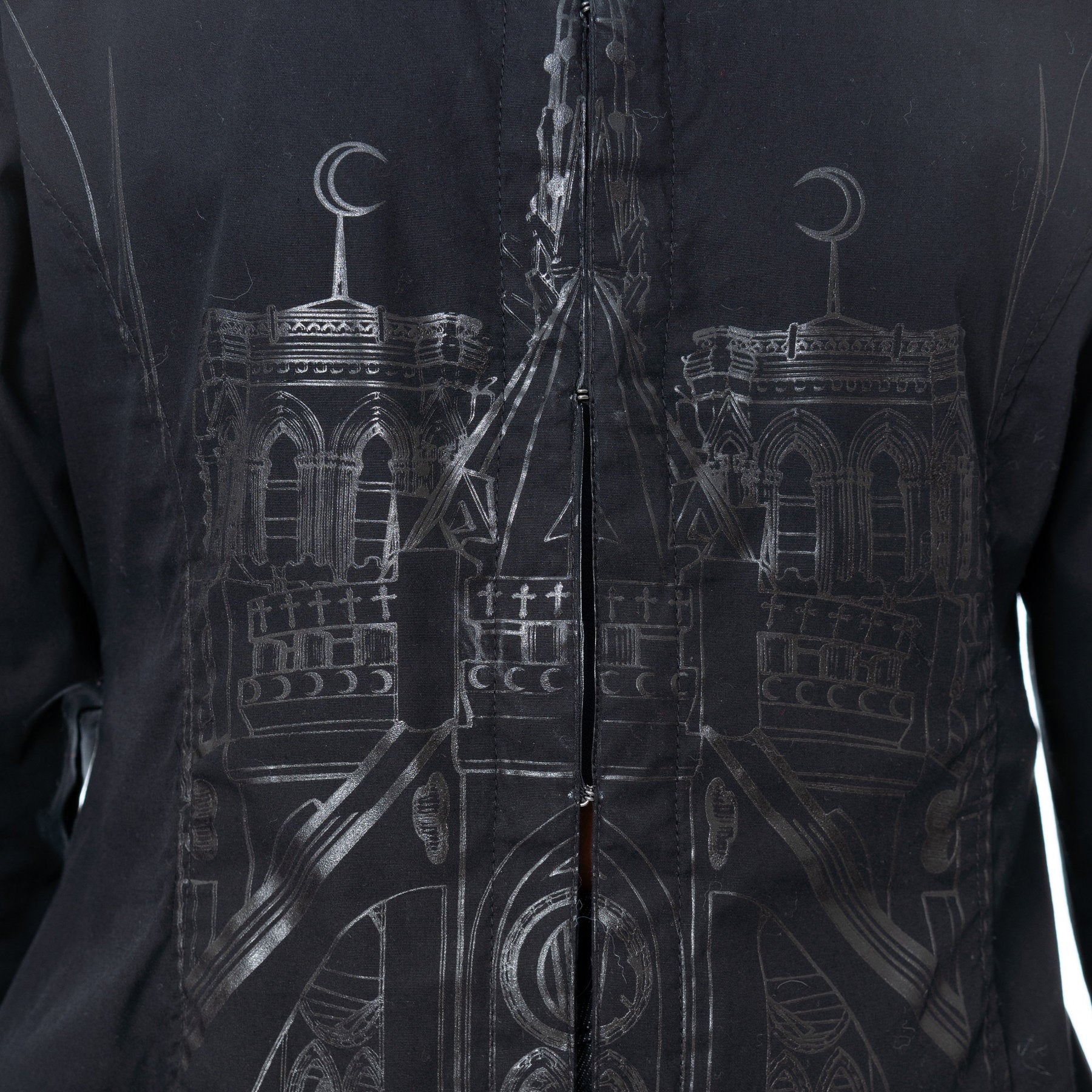 Schwarzes Oberteil BASILICA SHIRT mit Kathedralenprint und Zierschnürung am Rücken von Vixxsin