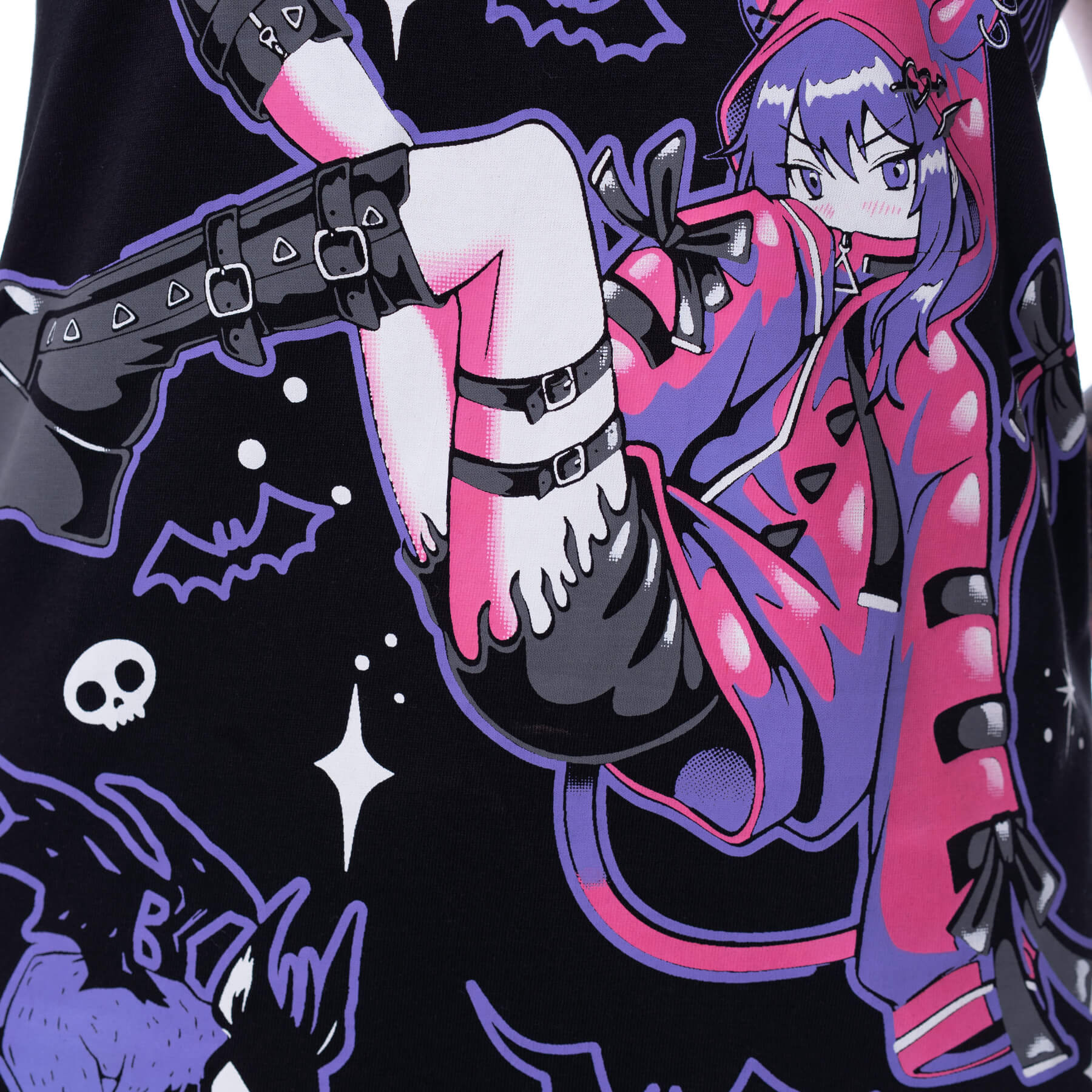Schwarz-lilafarbenes Oberteil BAT BRAT T SHIRT mit detailliertem Print von Cupcake Cult