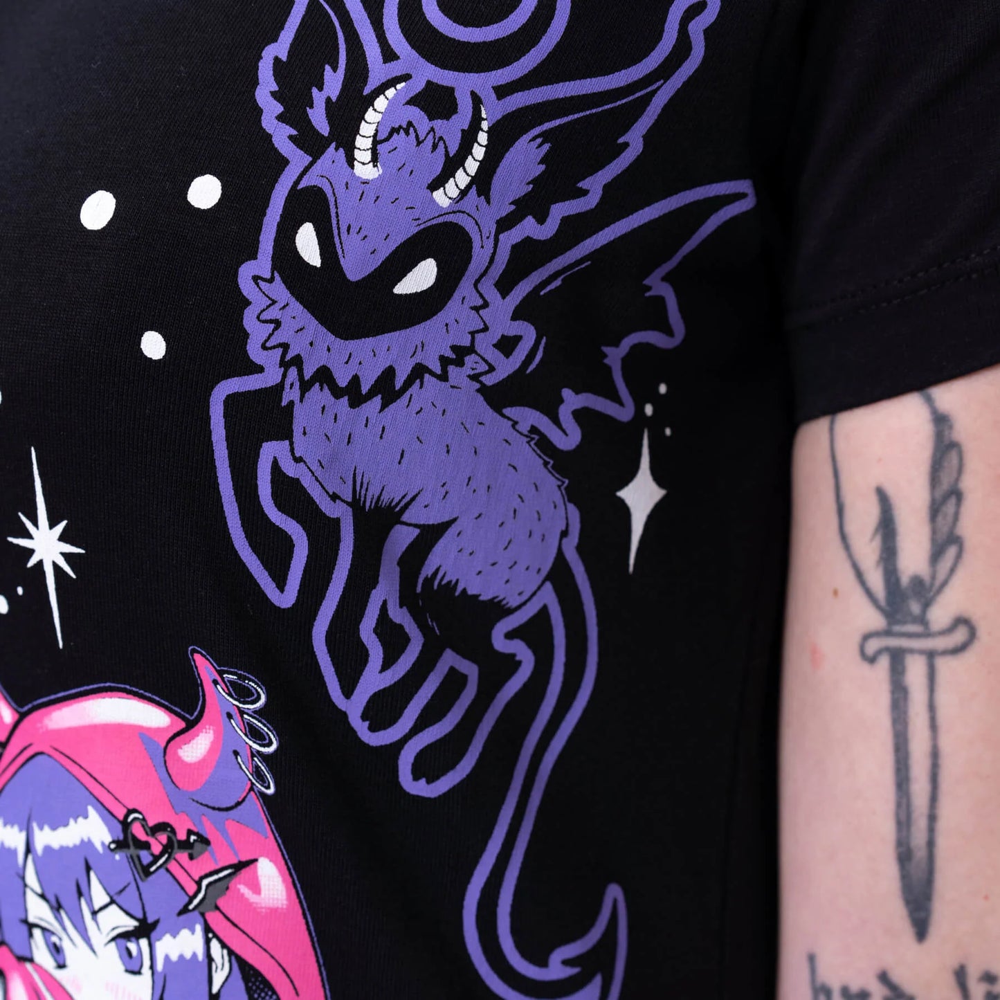 Schwarz-lilafarbenes Oberteil BAT BRAT T SHIRT mit detailliertem Print von Cupcake Cult