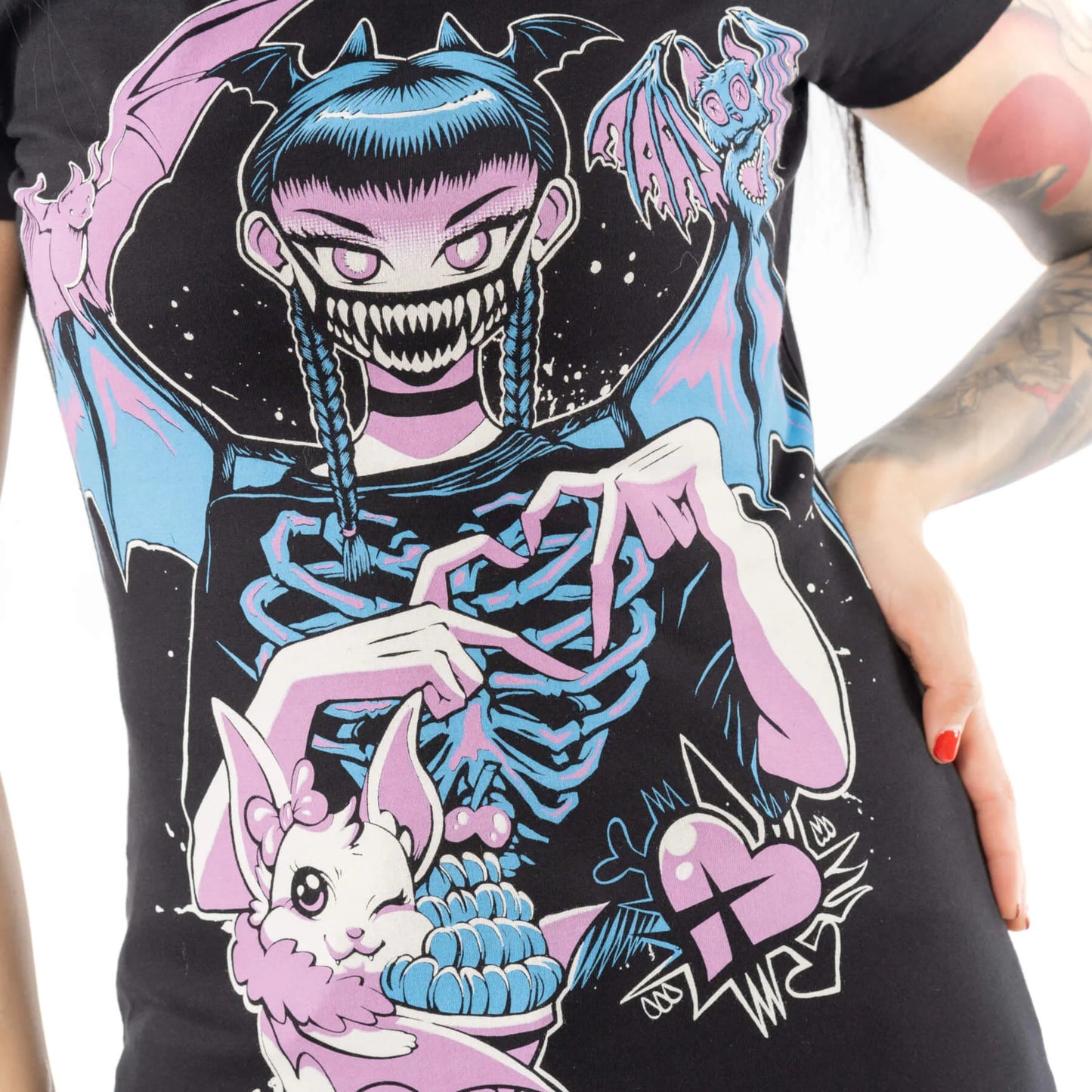 Schwarz-rosafarbenes Oberteil BAT GIRL T SHIRT mit detailliertem Print von Cupcake Cult