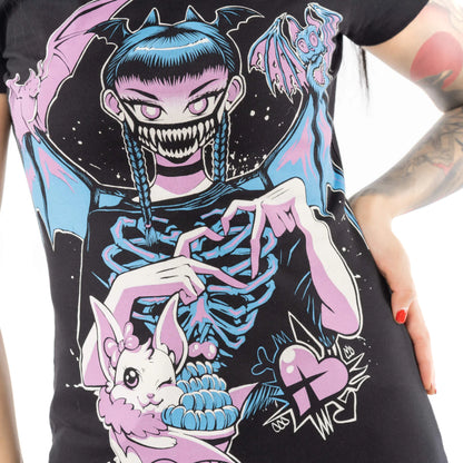 Schwarz-rosafarbenes Oberteil BAT GIRL T SHIRT mit detailliertem Print von Cupcake Cult