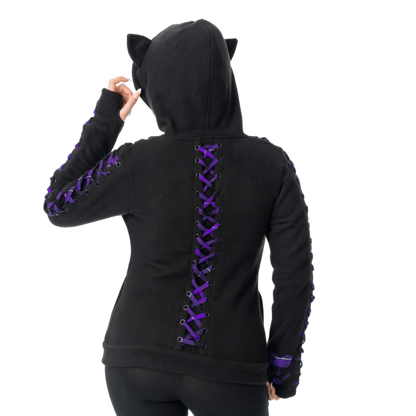 Rückseite Schwarze Sweatshirtjacke BBK CALICO HOOD mit lilafarbenen Details und Katzenohren auf Kapuze von Bye Bye Kitty