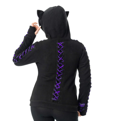 Rückseite Schwarze Sweatshirtjacke BBK CALICO HOOD mit lilafarbenen Details und Katzenohren auf Kapuze von Bye Bye Kitty