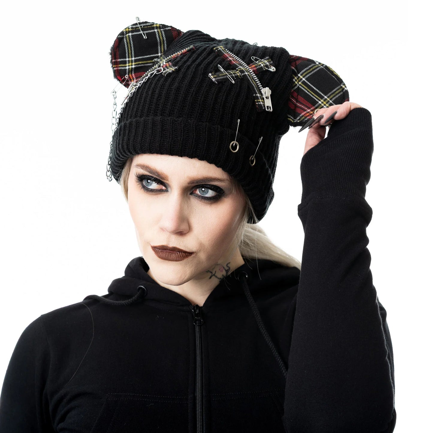 Schwarze Strickmütze BEARA HAT mit Bärenohren und Zierketten von Cupcake Cult