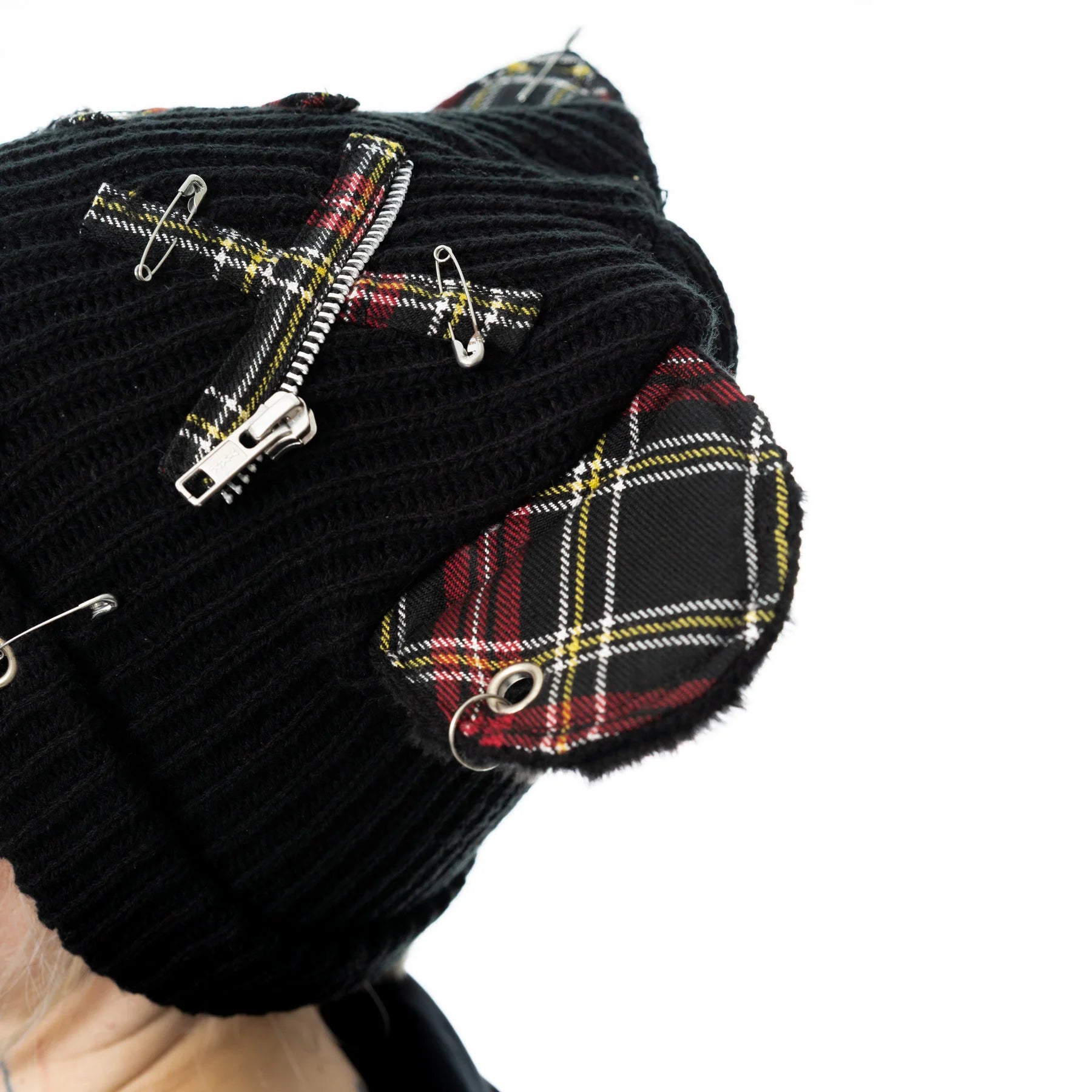 Schwarze Strickmütze BEARA HAT mit Bärenohren und Zierketten von Cupcake Cult