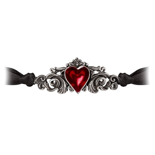 Betrothal Choker Alchemy - ein rotes Emaille Herz eingefast in einem kunstvoll gestallteten Anhänger mit feinen floralen Ornamenten.