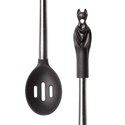 Schwarzer Schaumlöffel Black Slotted Bat Spoon mit Fledermausgriff von Alchemy