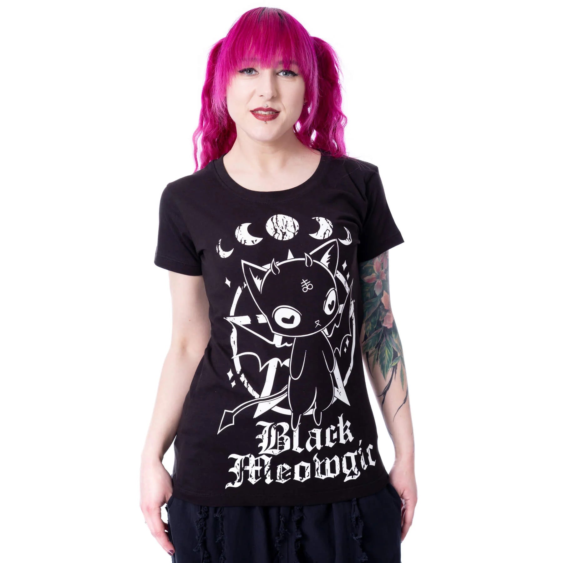Schwarz-weißes Oberteil BLACK MEOWGIC T SHIRT mit niedlichem Katzenprint von Cupcake Cult