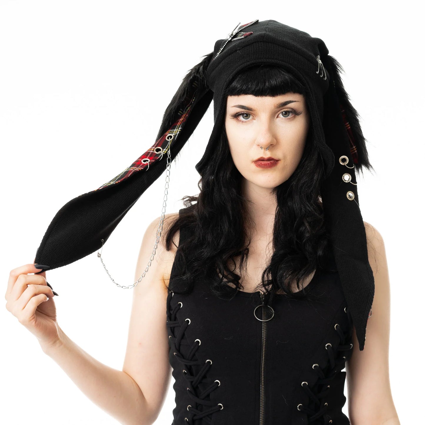 Schwarze Strickmütze BONNIE HAT Black mit Hasenohren, Zierketten und Tartanmuster von Cupcake Cult